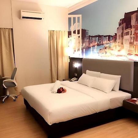 The Landmark Hotel Batu Pahat Bagian luar foto