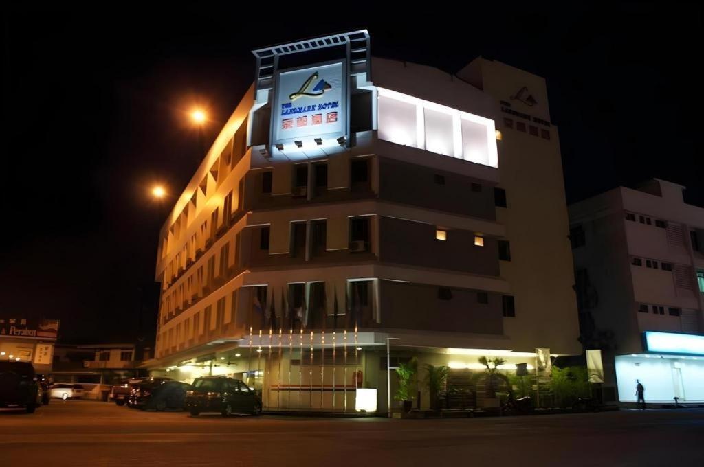 The Landmark Hotel Batu Pahat Bagian luar foto