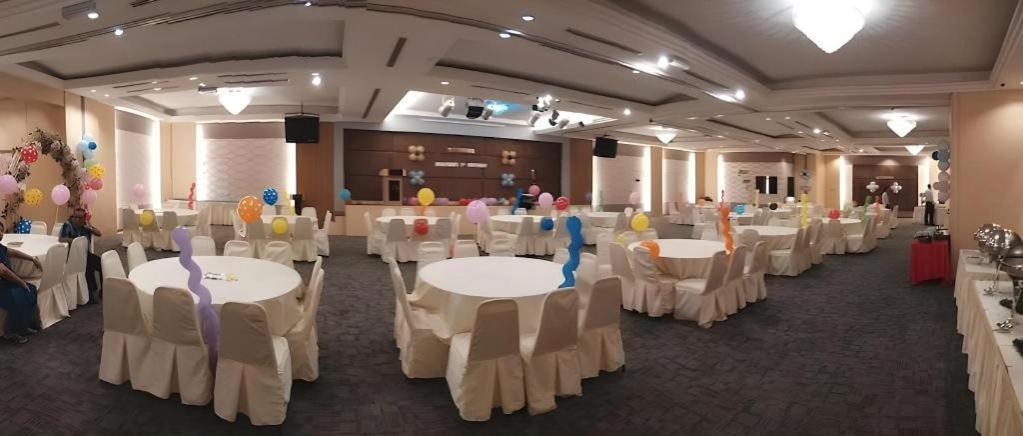 The Landmark Hotel Batu Pahat Bagian luar foto