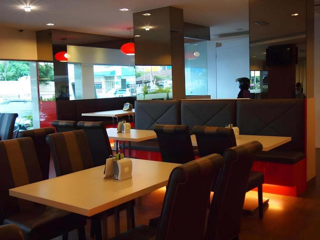 The Landmark Hotel Batu Pahat Bagian luar foto