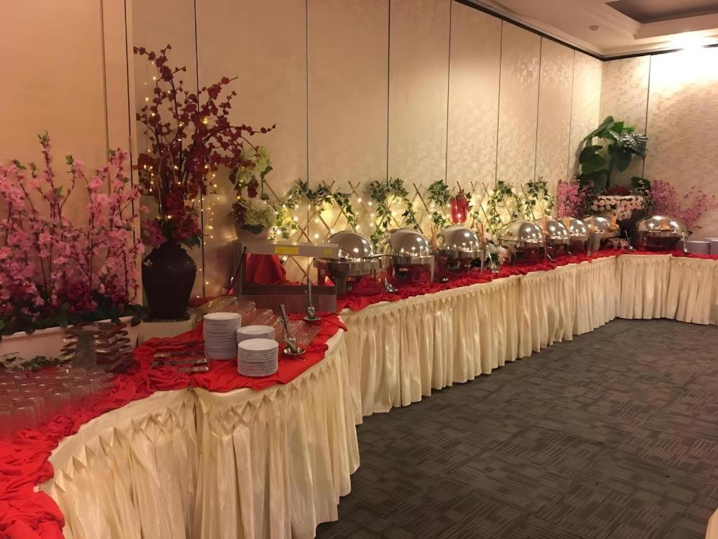 The Landmark Hotel Batu Pahat Bagian luar foto