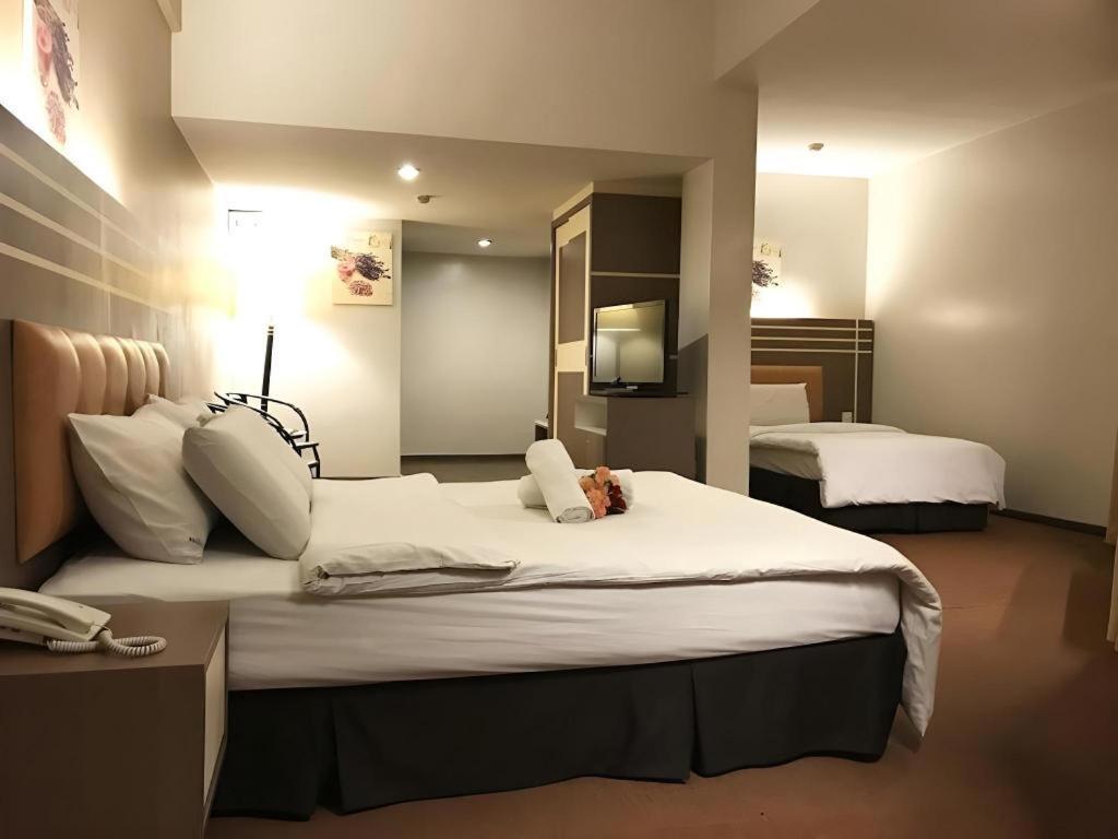 The Landmark Hotel Batu Pahat Bagian luar foto