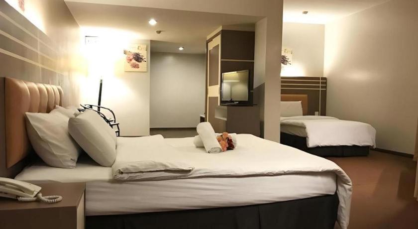 The Landmark Hotel Batu Pahat Bagian luar foto
