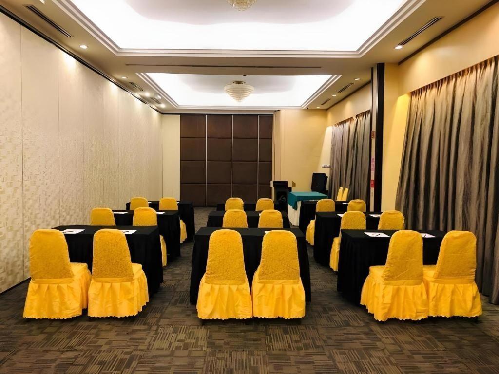 The Landmark Hotel Batu Pahat Bagian luar foto
