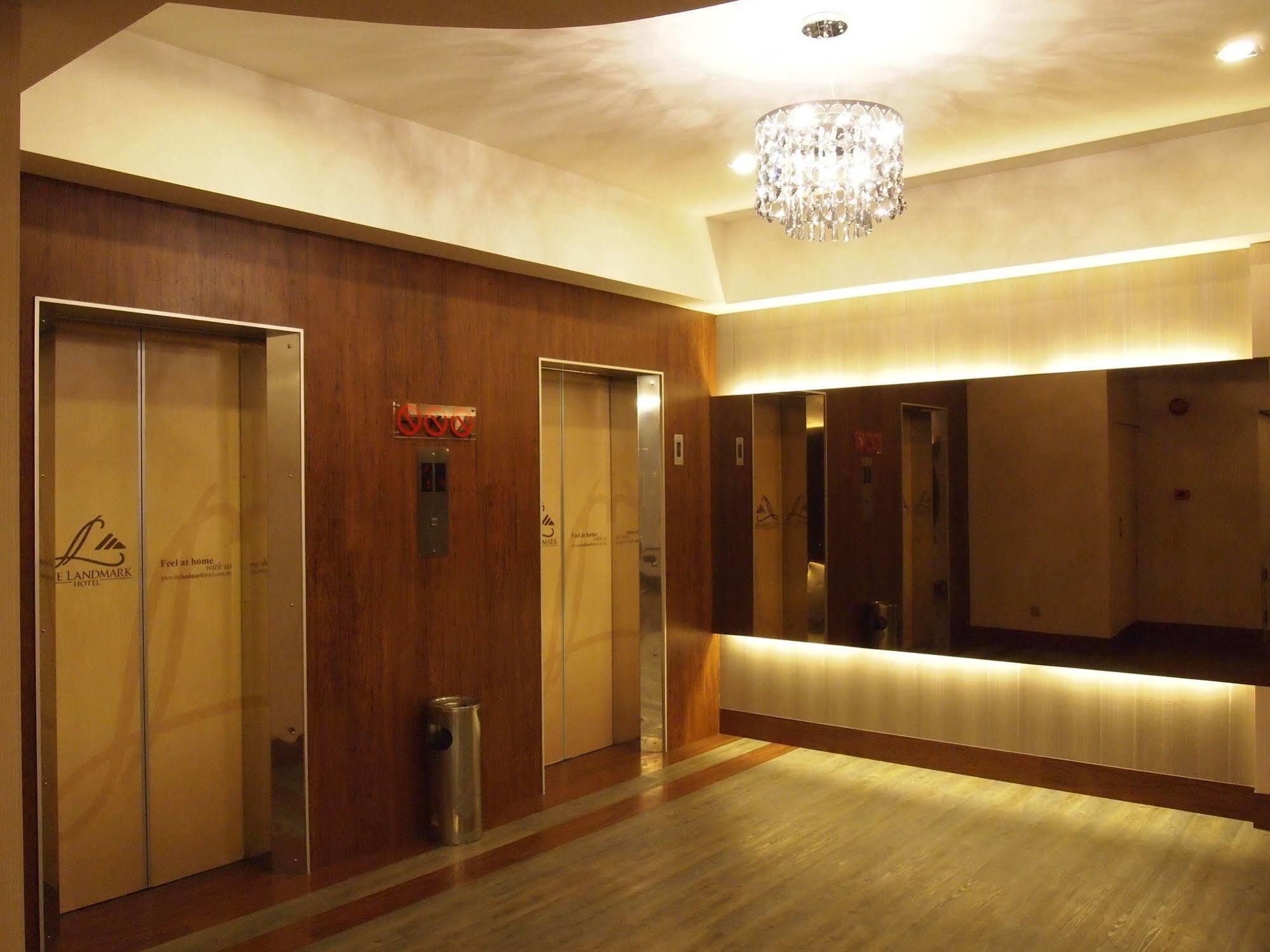 The Landmark Hotel Batu Pahat Bagian luar foto